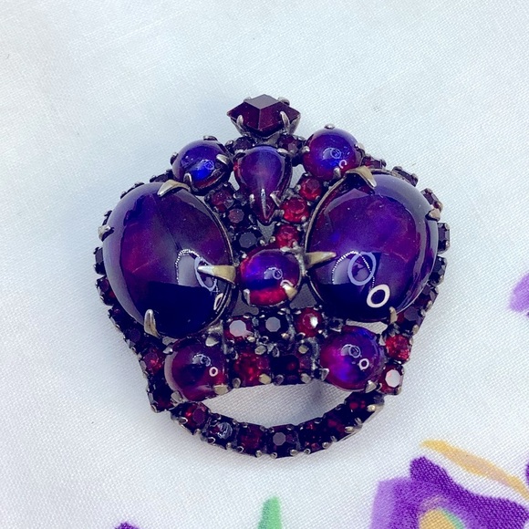 Vintage Kramer Dragons Breath Art Glass Purple and Red Crown Brooch - Picture 1 of 3